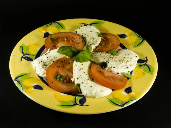 皿の上にトマトとモッツァレラ — ストック写真