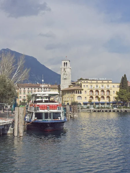 Riva Lake Garda kuzey kıyısında — Stok fotoğraf
