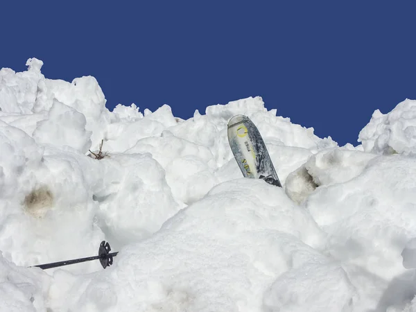 Cône d'avalanche d'une avalanche de neige humide au printemps — Photo
