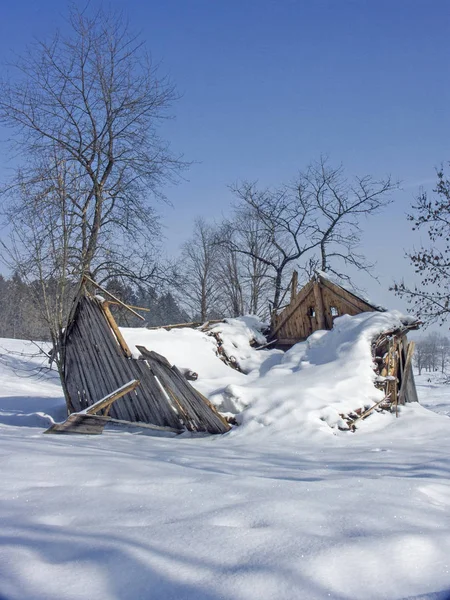 Dilapidated alpine hut in winter — Stock Photo, Image