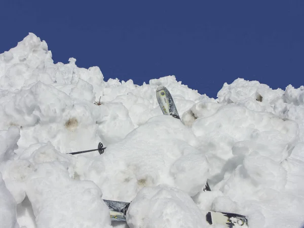 Cône d'avalanche d'une avalanche de neige humide au printemps — Photo