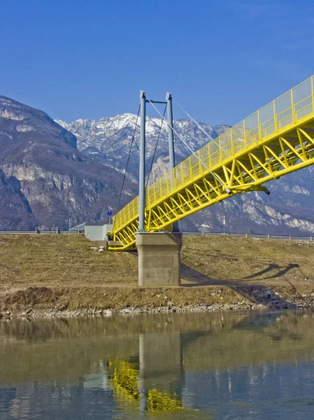 桥梁在黄色自行车路线通过南蒂罗尔 — 图库照片