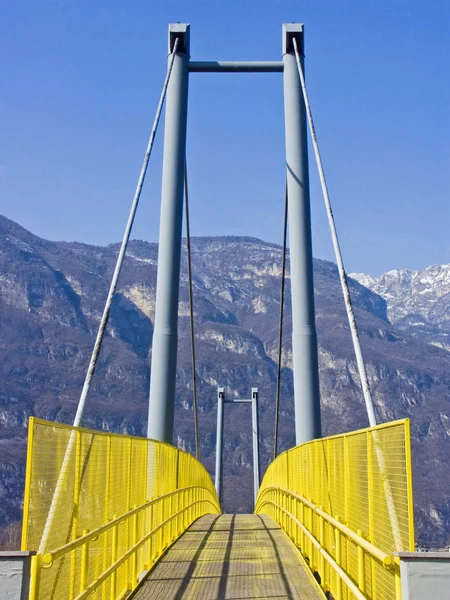 Bron i gul - cykelväg genom södra Tyrol — Stockfoto