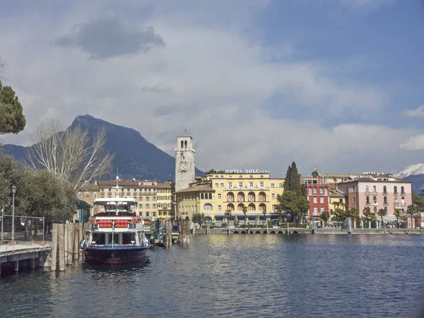 Riva Lake Garda kuzey kıyısında — Stok fotoğraf