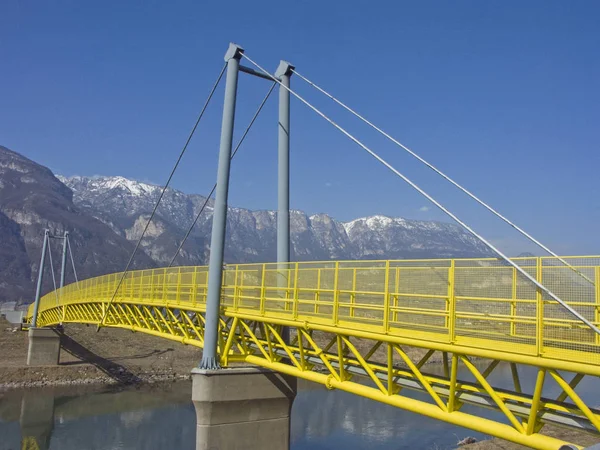 Ponte em amarelo - ciclovia através do Tirol do Sul — Fotografia de Stock