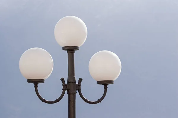 Lampade trio sul lungomare — Foto Stock