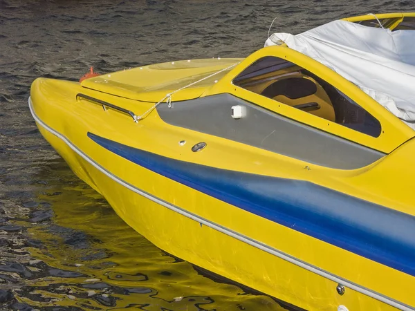 Détail d'un bateau à moteur jaune — Photo
