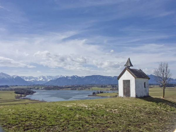 Kleine idyllische weide kapel — Stockfoto