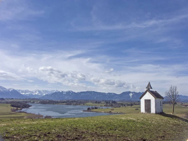 Malá idylická luční kaple — Stock fotografie