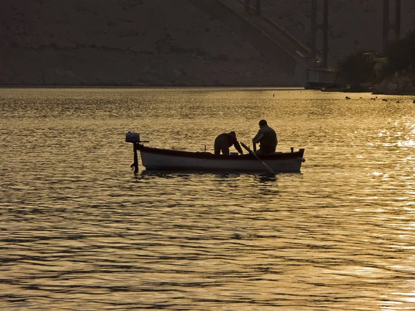 Barco de pesca en la luz trasera — Foto de Stock