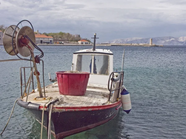 Barco de pesca na costa croata — Fotografia de Stock