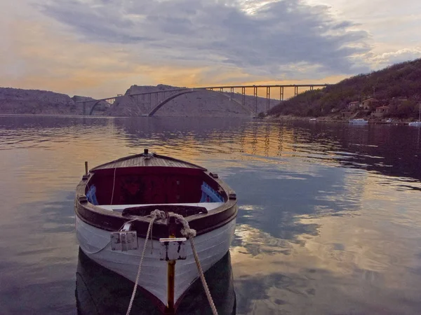 Barco de pesca na Croácia após o pôr do sol — Fotografia de Stock