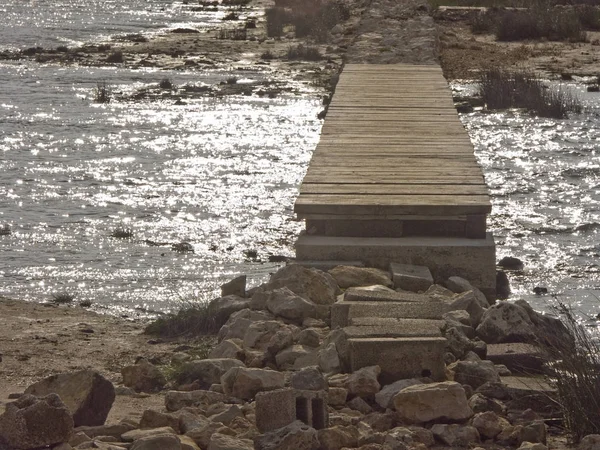 Pasarela de madera sobre el agua — Foto de Stock