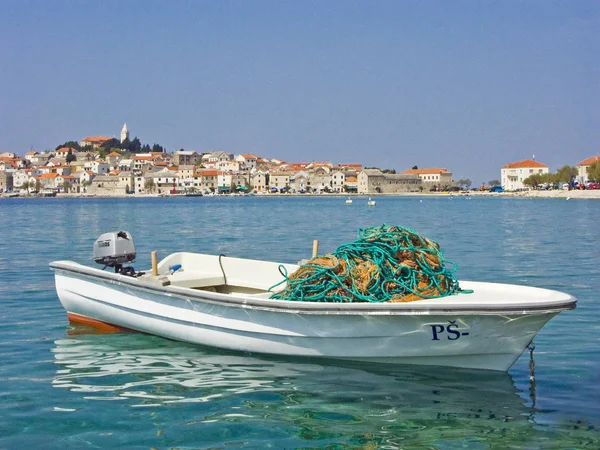 Barco de pesca com Primosten na Dalmácia — Fotografia de Stock