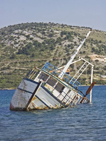 Schipbreuk van een vissersboot — Stockfoto