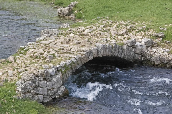 Puente de piedra viejo en Croacia — Foto de Stock