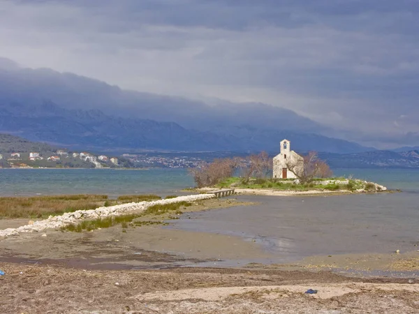 Εκκλησάκι στη θάλασσα Novigrad — Φωτογραφία Αρχείου