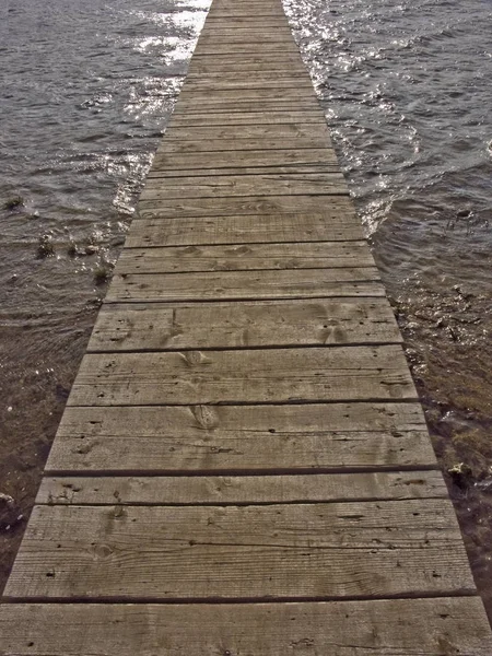 물 위에 목조 산책로 — 스톡 사진