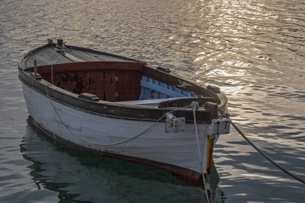 Vissersboot aan de Kroatische kust — Stockfoto