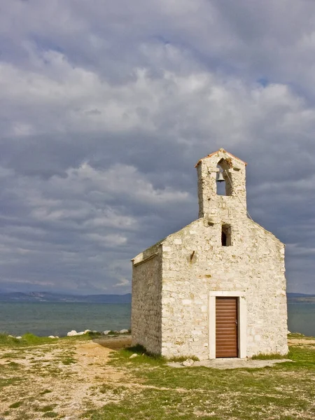 Kapel in de zee van Novigrad — Stockfoto