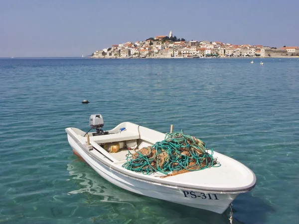 Barco de pesca com Primosten na Dalmácia — Fotografia de Stock