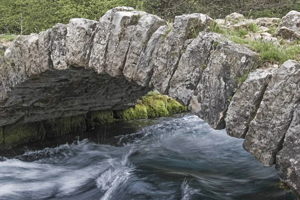 Puente de piedra viejo en Croacia — Foto de Stock