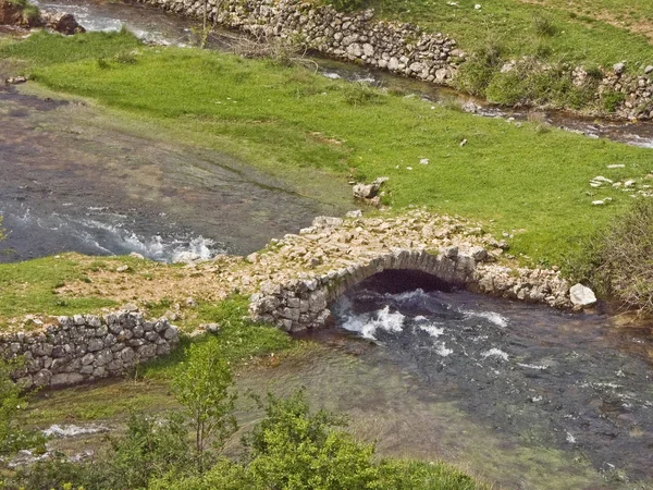 Puente de piedra viejo en Croacia — Foto de Stock