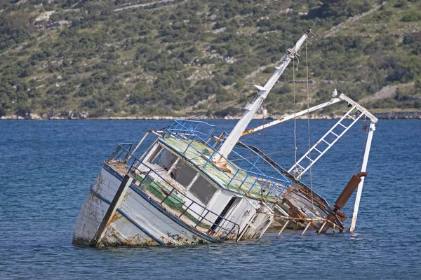 Naufragio de un barco pesquero —  Fotos de Stock