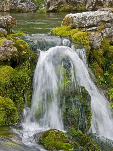 Agua potable poco después de la fuente — Foto de Stock