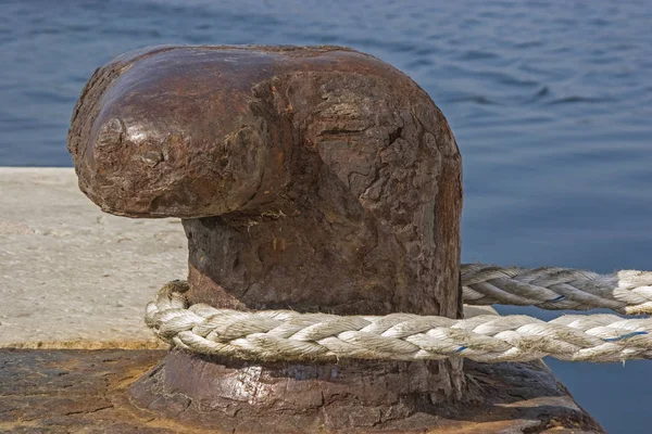 Befestigung des Schiffes mit Hilfe eines Festmacherleins am Poller — Stockfoto