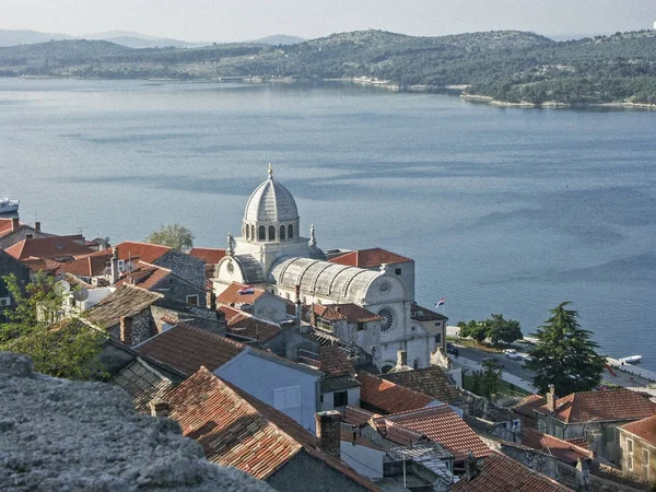 Město Sibenik s katedrálou svatého Jakuba — Stock fotografie