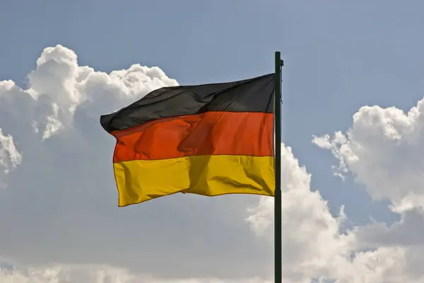 Bandeira da Alemanha na frente do céu azul nuvem — Fotografia de Stock