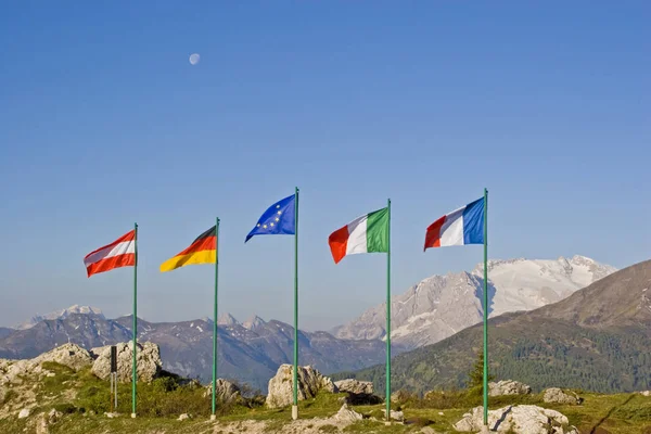 Vlaggen rij op de Falzarego pass — Stockfoto
