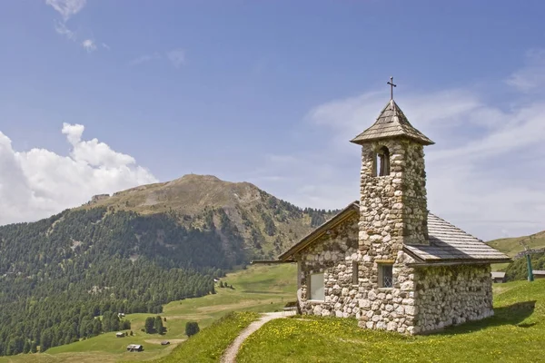 Mountain chapel  in Val Gardena — Stock Photo, Image