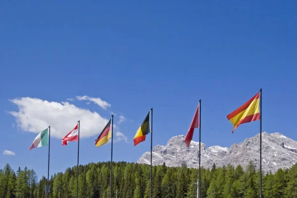 Vlaggen rij op de bergpas — Stockfoto