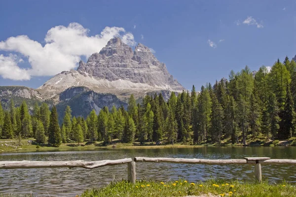 Lago di Antorno con il gruppo montuoso delle Dolomiti — Foto Stock