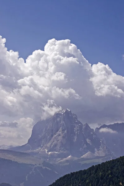 Sassolungo med molnet står hög — Stockfoto