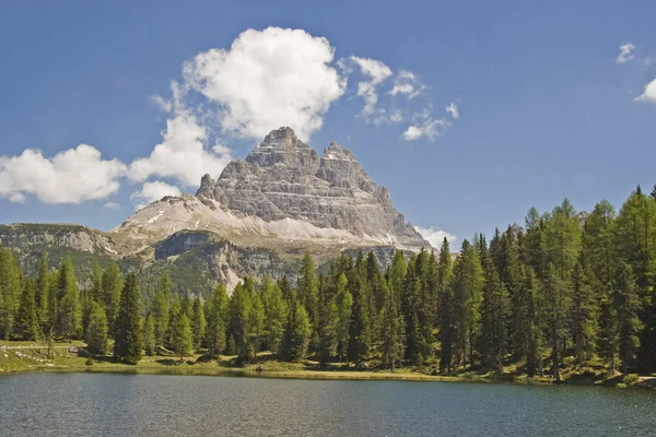 Lago di Antorno con il gruppo montuoso delle Dolomiti — Foto Stock