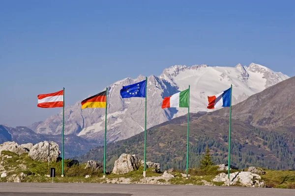 Freccia delle bandiere sul passo di Falzarego — Foto Stock