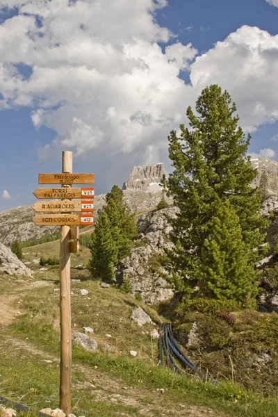 South Tyrol tabelaları hiking — Stok fotoğraf