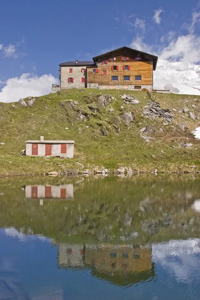 La casa Pfitscherjoch con idílico lago de montaña —  Fotos de Stock