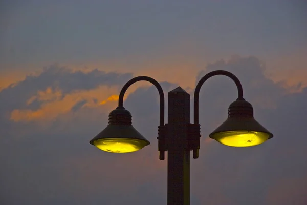 Straßenbeleuchtung in der blauen Stunde — Stockfoto