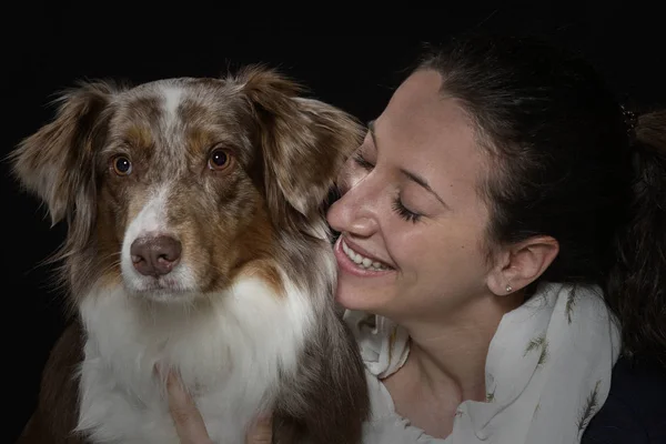 Man en hond - een trouw team — Stockfoto