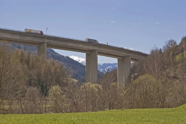 Motorwayen överbryggar i Kärnten — Stockfoto