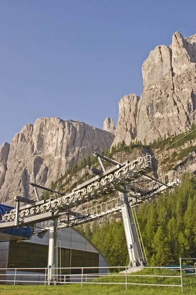 Mountain railway station i Dolomiterna — Stockfoto