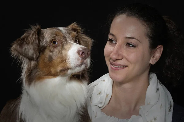 Retrato Uma Jovem Mulher Com Seu Cão Amado Frente Fundo — Fotografia de Stock