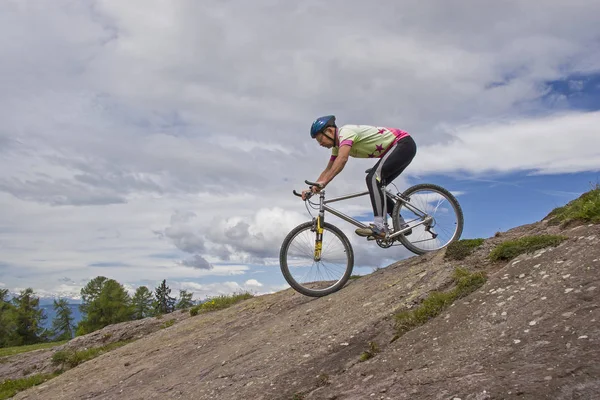 Tour en bicicleta de montaña en Tirol del Sur —  Fotos de Stock