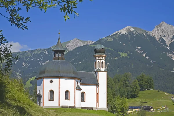 Das irmãs Seekirchl Heilig Kreuz chalupa em Seefeld — Fotografia de Stock