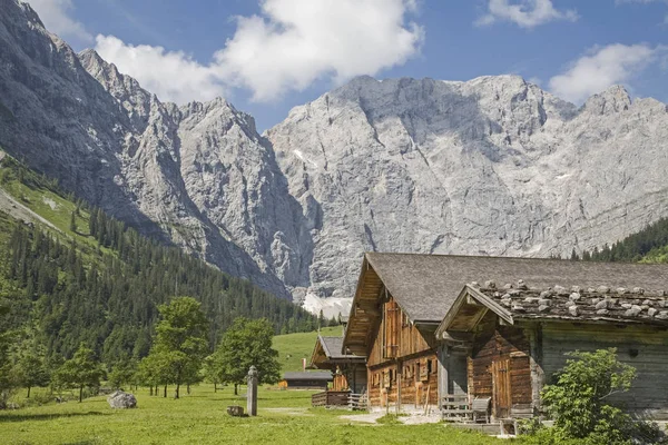 Cabanas alpinas no Eng no Tirol — Fotografia de Stock