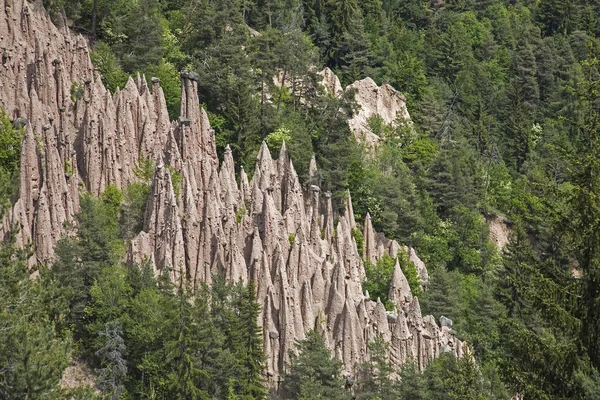 Piramidi di terra - un miracolo della natura — Foto Stock